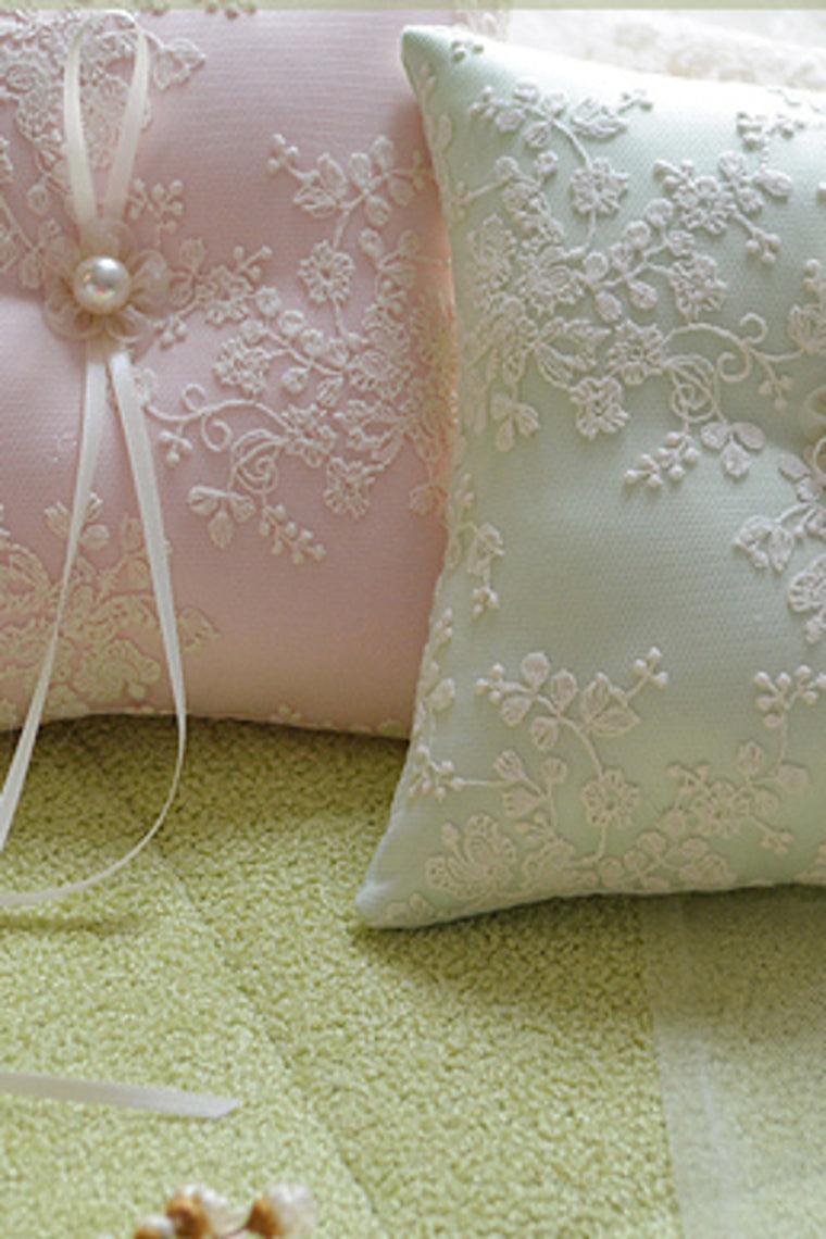 Ring Pillow In Lace With Ribbons And Pearl